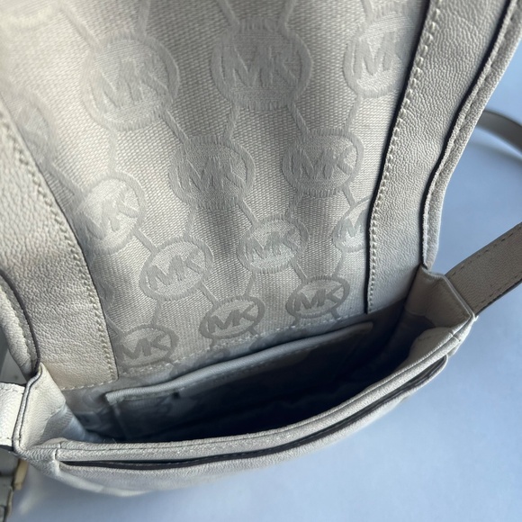 Michael Kors Small Cream Leather Crossbody Shoulder Bag - Picture 8 of 12